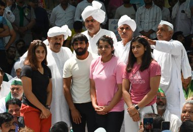 NEW DELHI INDIA APRIL 27 Nisan 2023 Naresh Tikait Farmer lideri ve Ulusal Başkan BKU diğer çiftçi liderleriyle birlikte 27 Nisan 2023 tarihinde Jantar Mantar 'da WFI başkanına karşı protesto eden güreşçileri desteklemek için geldi.
