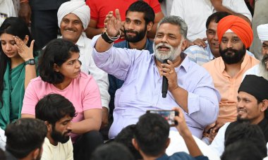 YENİ DELHI INDIA APRIL 27 Nisan 2023 Jan Adhikar Partisi 'nden Pappu Yadav olarak da bilinen Rajesh Ranjan, 27 Nisan 2023' te Yeni Delhi Hindistan 'da Vipin Kumar Hindustan Times tarafından çekilen ve protesto eden güreşçileri desteklemeye geldi.