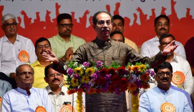 MUMBAI INDIA APRIL 27 Nisan 2023 Eski Maharashtra başbakanı Uddhav Thackeray, Bharatiya Kamgar Sena 'nın Ravindra Natya Mandir Prabhadevi' de 27 Nisan 2023 tarihinde gerçekleştirdiği 55. yıllık Genel Kurul toplantısında Bhushan Koy tarafından çekilmiştir.