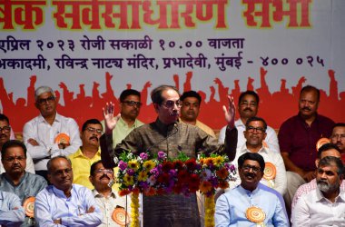 MUMBAI INDIA APRIL 27 Nisan 2023 Eski Maharashtra başbakanı Uddhav Thackeray, Bharatiya Kamgar Sena 'nın Ravindra Natya Mandir Prabhadevi' de 27 Nisan 2023 tarihinde gerçekleştirdiği 55. yıllık Genel Kurul toplantısında Bhushan Koy tarafından çekilmiştir.