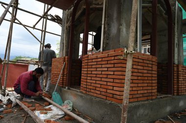 SRINAGAR INDIA APRIL 27 Nisan 2023 İşçiler, Srinagar Hindistan 'da 27 Nisan 2023 tarihinde şehir merkezi Lal Chowk' taki Ghanta Ghar Saat Kulesi 'nde yenileme çalışmaları yürütüyor. Önümüzdeki ay planlanan G20 toplantısı öncesinde Srinagar kenti Srinag yönetimi altında yenileniyor.