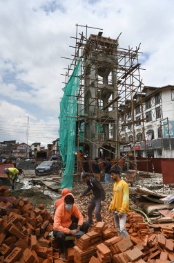 SRINAGAR INDIA APRIL 27 Nisan 2023 İşçiler, Srinagar Hindistan 'da 27 Nisan 2023 tarihinde şehir merkezi Lal Chowk' taki Ghanta Ghar Saat Kulesi 'nde yenileme çalışmaları yürütüyor. Önümüzdeki ay planlanan G20 toplantısı öncesinde Srinagar kenti Srinag yönetimi altında yenileniyor.