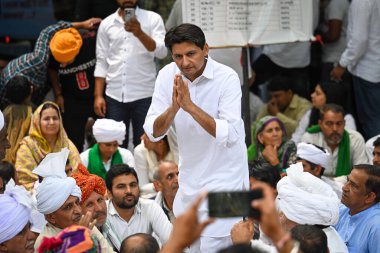 NEW DELHI INDIA APRIL 28 Nisan 2023 Deepender Singh Hooda Parlamento Üyesi, Hindistan Güreşçi Federasyonu Başkanı Jantar Mantar 'a karşı 28 Nisan 2023 tarihinde Sanc' in Yeni Hindistan Fotoğrafı 'nda protesto için oturan Hintli güreşçilere destek vermek için geldi.