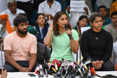 NEW DELHI, INDIA, APRIL 25, 2023 Hintli güreşçiler Bajrang Punia ve Vinesh Phogat ve Sakshi Malik, 25 Nisan 2023 tarihinde Jantar Mantar 'da Hindistan Güreş Federasyonu Başkanı' na karşı sürdürülen protesto sırasında basın toplantısı düzenlediler. 