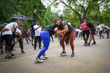 YENİ DELHI INDIA APRIL 28 2023 Hintli güreşçi Vinesh Phogat ve Sangeeta Phogat antrenmanları sırasında Hindistan Güreş Federasyonu Başkanı Jantar Mantar 'a karşı devam eden protesto sırasında