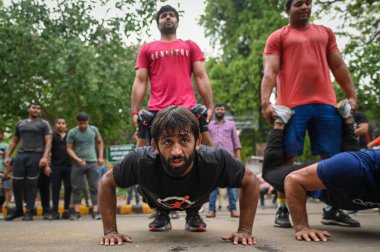 NEW DELHI INDIA NİSAN 28 Nisan 2023 Hintli güreşçi Bajrang Punia, Hindistan Güreş Federasyonu Başkanı 'na karşı 28 Nisan 2023' te Jantar Mantar 'da devam eden protesto sırasında bir uygulama oturumunda pratik yapıyor.
