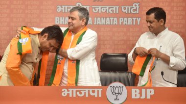 NEW DELHI: 28 Nisan 2023 - Eski JD U lideri Ajay Alok, Bharatiya Janata Partisi 'ne Ashwini Vaishnaw Demiryolu ve IT Bakanı ve diğer BJP Liderleri ile birlikte 28 Nisan 2023 tarihinde Yeni Delhi' deki Yeni Hindistan DDU Marg 'da katıldı.. 