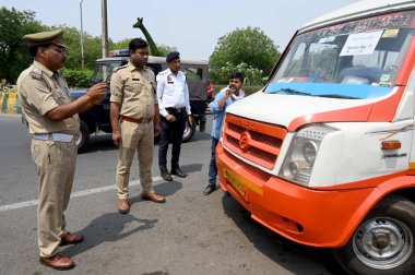 NoIDA INDIA Nisan 28 2023 Noida Trafik Polisi, Noida Hindistan 'da 28 Nisan 2023 tarihinde 44. Bölge trafik kurallarına ilişkin bir bilinçlendirme programı sırasında bir Challan' ı yasadışı park cezasına çarptırdı.