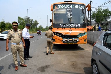 NoIDA INDIA Nisan 28 2023 Noida Trafik Polisi, Noida Hindistan 'da 28 Nisan 2023 tarihinde 44. Bölge trafik kurallarına ilişkin bir bilinçlendirme programı sırasında bir Challan' ı yasadışı park cezasına çarptırdı.