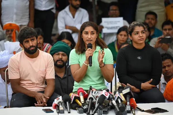 NEW DELHI, INDIA, APRIL 25, 2023 Hintli güreşçiler Bajrang Punia ve Vinesh Phogat ve Sakshi Malik, 25 Nisan 2023 tarihinde Jantar Mantar 'da Hindistan Güreş Federasyonu Başkanı' na karşı sürdürülen protesto sırasında basın toplantısı düzenlediler. 