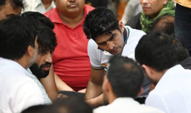 YENİ DELHI INDIA 29 Nisan 2023 Hintli boksör Vijaender Singh ile güreşçiler Bajrang Punia Vinesh Phogat Sakshi Malik ve Sangita Phogat 29 Nisan 2023 tarihinde Jantar Mantar 'da düzenlenen protesto sırasında Yeni Delhi Hintli güreşçiler WF' ye karşı protestolarına devam ettiler.