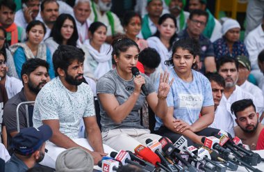 29 Nisan 2023 Wrestlers Bajrang Punia Vinesh Phoshi Malik, 29 Nisan 2023 'te Jantar Mantar' da düzenlenen protesto sırasında Yeni Delhi Hindistanlı güreşçiler WFI ve başkanı Brij Bhushan Sharan Singh 'e karşı protestolarına devam ettiler.