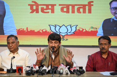 YENİ DELHI INDIA Nisan 29 2023 Manoj Tiwari Parlamento Üyesi Ramvir Singh Bidhuri ile birlikte Delhi 'deki Muhalefet Lideri Arvind Kejriwal' ın evinin yenilenmesi için harcanan paranın Delhi LG tarafından incelenmesi talimatı üzerine basın toplantısı düzenledi.