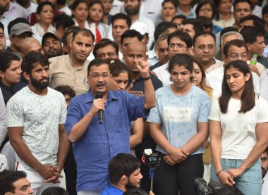 NEW DELHI INDIA: 29 Nisan 2023 - Delhi CM Arvind Kejriwal Güreşçiler Bajrang Punia Vinesh Phogat Sakshi Malik ve diğerleri ile bir araya geldi..