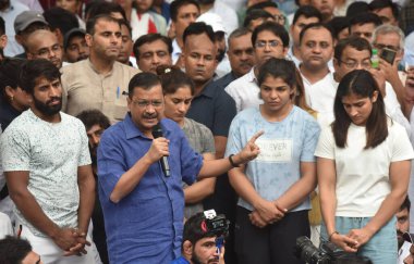 NEW DELHI INDIA: 29 Nisan 2023 - Delhi CM Arvind Kejriwal Güreşçiler Bajrang Punia Vinesh Phogat Sakshi Malik ve diğerleri ile bir araya geldi..