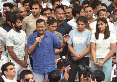 NEW DELHI INDIA: 29 Nisan 2023 - Delhi CM Arvind Kejriwal Güreşçiler Bajrang Punia Vinesh Phogat Sakshi Malik ve diğerleri ile bir araya geldi..