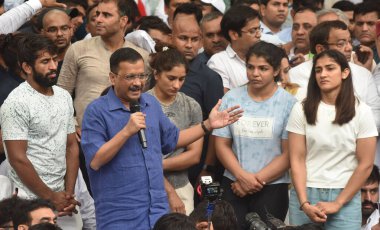 NEW DELHI INDIA: 29 Nisan 2023 - Delhi CM Arvind Kejriwal Güreşçiler Bajrang Punia Vinesh Phogat Sakshi Malik ve diğerleri ile bir araya geldi..