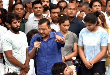 NEW DELHI INDIA: 29 Nisan 2023 - Delhi CM Arvind Kejriwal Güreşçiler Bajrang Punia Vinesh Phogat Sakshi Malik ve diğerleri ile bir araya geldi..