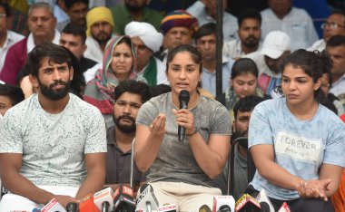 YENİ DELHI INDIA 29 Nisan 2023 Güreşçiler Bajrang Punia Vinesh Phogat Sakshi Malik ve diğerleri Dharna 'nın Hindistan Güreş Federasyonu başkanı Brij Bhushan Sharan Singh' i protesto ettiği yedinci gün boyunca 29 Nisan 2023 'te New D' de Jantar Mantar 'da