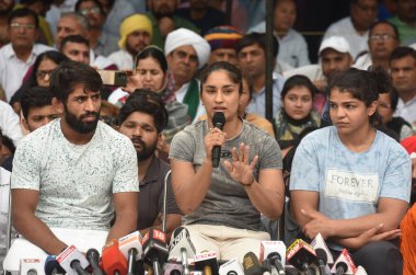 YENİ DELHI INDIA 29 Nisan 2023 Güreşçiler Bajrang Punia Vinesh Phogat Sakshi Malik ve diğerleri Dharna 'nın Hindistan Güreş Federasyonu başkanı Brij Bhushan Sharan Singh' i protesto ettiği yedinci gün boyunca 29 Nisan 2023 'te New D' de Jantar Mantar 'da