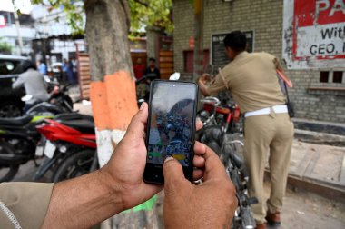 NoIDA INDIA Nisan 29 2023 Trafik Polisi, 29 Nisan 2023 tarihinde Noida Hindistan 'da Udyog Marg' da izinsiz park yerine park eden araçlara ceza kesti. Gautam Budh Nagar Trafik Polisi 15 günlük bir kampanya başlattı. 