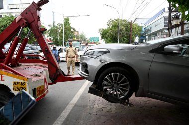 NOIDA INDIA Nisan 29 2023 Trafik yetkilileri ceza kesti ve Udyog Marg 'daki izinsiz park yerine park etmiş araçları Noida Hindistan' da 29 Nisan 2023 tarihinde Gautam Budh Nagar Trafik Polisi 15 günlük bir kampanya başlattı.