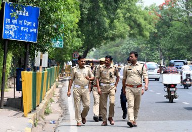 NoIDA INDIA Nisan 29 2023 Trafik Polisi, 29 Nisan 2023 tarihinde Noida Hindistan 'da Udyog Marg' da izinsiz park yerine park eden araçlara ceza kesti. Gautam Budh Nagar Trafik Polisi 15 günlük bir kampanya başlattı. 