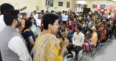 NEW DELHI, INDIA: 30 Nisan 2023 - Delhi Eğitim Bakanı Atishi ve MCD Belediye Başkan Yardımcısı Aaley Mohammad Iqbal veliler ve öğrencilerle konuştular Delhi Hükümeti ve MCD 'nin ortak PTM' sine katıldılar ve etkileşime geçtiler.