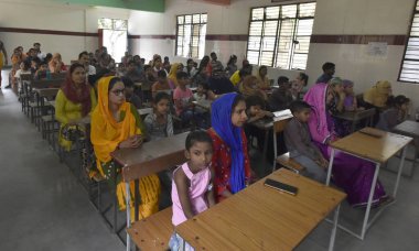 NEW DELHI INDIA APRIL 30 Nisan 2023 Veliler ve öğrenciler Delhi Hükümeti ve MCD 'nin ortak PTM' sinde yer almakta ve MCD Okul Bloğu 16 Trilokpuri 'deki velilerle 30 Nisan 2023 tarihinde Yeni Delhi Hindistan' da iletişime geçmektedirler. 