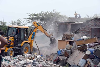 NEW DELHI INDIA APRIL 30 Nisan 2023 ASI ve bölge yönetimi, Delhi yüksek mahkemesinin Hindistan 'ın ASI Arkeolojik Araştırmasını kaldırması için dört hafta süre vermesinden sonra, 30 Nisan 2023 tarihinde Yeni Delhi Hindistan' da Tughluqabad Kalesi yakınlarındaki yasadışı binaları yıktılar.