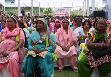 NEW DELHI INDIA APRIL 30 Nisan 2023 NDMC İşçileri Başbakan Narendra Modi 'nin Mann ki Baat' ın 100. bölümünün NP Bengali Kız Okulu Gole Marketi 'nde 30 Nisan 2023' te Yeni Delhi 'de Mann ki' nin 100. bölümünde canlı gösterimini dinlediler.