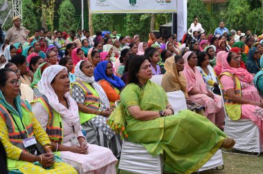 NEW DELHI INDIA APRIL 30 2023 Meenakshi Lekhi MoS Harici İlişkiler ve Kültür NDMC çalışanları ile birlikte Başbakan Narendra Modi 'nin 3 Nisan' da NP Bengali Kız Okulu Gole Pazarı 'nda Mann ki Baat' ın 100. bölümünün canlı gösterimini dinlediler.