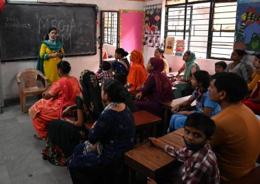 NEW DELHI INDIA APRIL 30 Nisan 2023 MEGA PTM için Veliler ve öğrencilerle etkileşim halinde 28 Block West Patel Nagar 'daki MCD Okulu' nda 30 Nisan 2023 tarihinde Yeni Delhi 'de