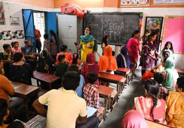 NEW DELHI INDIA APRIL 30 Nisan 2023 MEGA PTM için Veliler ve öğrencilerle etkileşim halinde 28 Block West Patel Nagar 'daki MCD Okulu' nda 30 Nisan 2023 tarihinde Yeni Delhi 'de