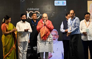 MUMBAI, INDIA, APRIL 30, 2023 İçişleri Bakanı Amit Shah, Başbakan Narendra Modi 'nin Mann Ki Baat Live' ın 100. Bölümü için 30 Nisan 2023 'te Vile Parle' deki Dahanukar Üniversitesi 'nde Mumbai Hindistan' ın Mann ki Baat PM Naren 'in 100. bölümünde Bombayı ziyaret etti.