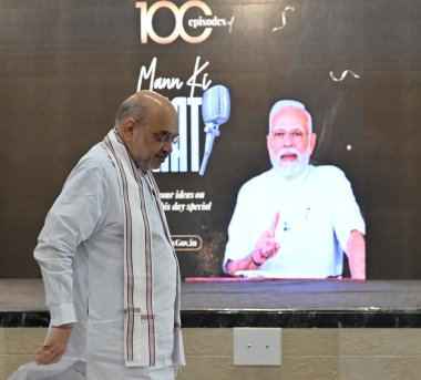 MUMBAI, INDIA, APRIL 30, 2023 İçişleri Bakanı Amit Shah, Başbakan Narendra Modi 'nin Mann Ki Baat Live' ın 100. Bölümü için 30 Nisan 2023 'te Vile Parle' deki Dahanukar Üniversitesi 'nde Mumbai Hindistan' ın Mann ki Baat PM Naren 'in 100. bölümünde Bombayı ziyaret etti.