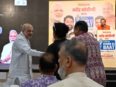 MUMBAI, INDIA, APRIL 30, 2023 İçişleri Bakanı Amit Shah, Başbakan Narendra Modi 'nin Mann Ki Baat Live' ın 100. Bölümü için 30 Nisan 2023 'te Vile Parle' deki Dahanukar Üniversitesi 'nde Mumbai Hindistan' ın Mann ki Baat PM Naren 'in 100. bölümünde Bombayı ziyaret etti.