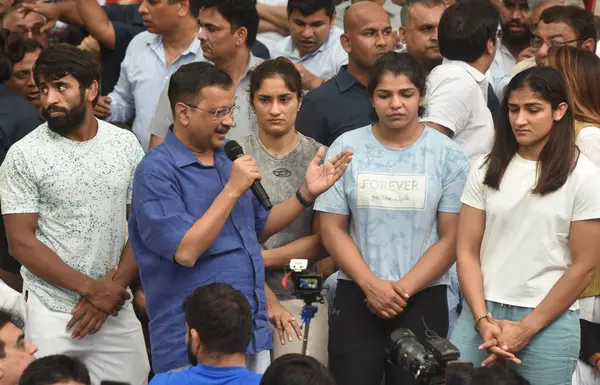 NEW DELHI INDIA: 29 Nisan 2023 - Delhi CM Arvind Kejriwal Güreşçiler Bajrang Punia Vinesh Phogat Sakshi Malik ve diğerleri ile bir araya geldi..