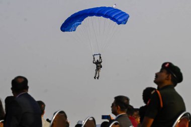 KOLKATA, INDIA - 14 Aralık 2024 'te Hindistan' ın Kolkata kentinde 53. Vijay Diwas 'ı anmak için yapılan yıllık askeri dövmenin provası sırasında Hint Ordusu' nun paraşütçüleri. 