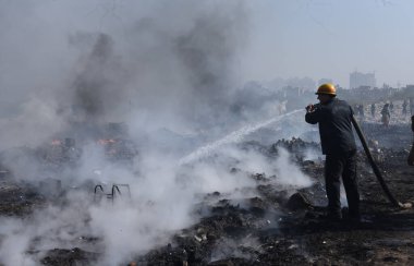 14 Aralık 2024 'te Hindistan' ın Ghaziabad kentinde, Indirapuram polis karakolunun altındaki Kanawani varoş bölgesinde büyük bir yangın patlak verdi. Bölgeden yükselen yoğun duman bulutları uzaktan görülebilir.. 