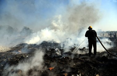 14 Aralık 2024 'te Hindistan' ın Ghaziabad kentinde, Indirapuram polis karakolunun altındaki Kanawani varoş bölgesinde büyük bir yangın patlak verdi. Bölgeden yükselen yoğun duman bulutları uzaktan görülebilir.. 
