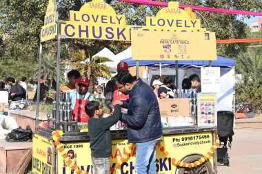 NEW DELHI, INDIA - 14 Aralık 2024: İnsanlar, Hindistan Ulusal Sokak Gıda Tedarikçileri Derneği (NASVI) tarafından düzenlenen 2024 Ulusal Sokak Gıda Festivali 'nde, sokak yiyecekleri pazarlamacılarının özel bir seçimine ev sahipliği yapıyor..