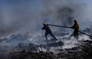 14 Aralık 2024 'te Hindistan' ın Ghaziabad kentinde, Indirapuram polis karakolunun altındaki Kanawani varoş bölgesinde büyük bir yangın patlak verdi. Bölgeden yükselen yoğun duman bulutları uzaktan görülebilir.. 