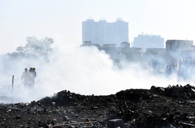 14 Aralık 2024 'te Hindistan' ın Ghaziabad kentinde, Indirapuram polis karakolunun altındaki Kanawani varoş bölgesinde büyük bir yangın patlak verdi. Bölgeden yükselen yoğun duman bulutları uzaktan görülebilir.. 