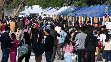 NEW DELHI, INDIA - 14 Aralık 2024: İnsanlar, Hindistan Ulusal Sokak Gıda Tedarikçileri Derneği (NASVI) tarafından düzenlenen 2024 Ulusal Sokak Gıda Festivali 'nde, sokak yiyecekleri pazarlamacılarının özel bir seçimine ev sahipliği yapıyor..