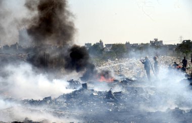 14 Aralık 2024 'te Hindistan' ın Ghaziabad kentinde, Indirapuram polis karakolunun altındaki Kanawani varoş bölgesinde büyük bir yangın patlak verdi. Bölgeden yükselen yoğun duman bulutları uzaktan görülebilir.. 