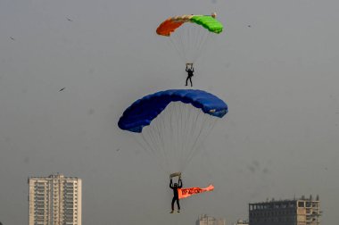 KOLKATA, INDIA - 14 Aralık 2024 'te Hindistan' ın Kolkata kentinde 53. Vijay Diwas 'ı anmak için yapılan yıllık askeri dövmenin provası sırasında Hint Ordusu' nun paraşütçüleri.