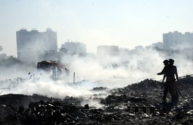 14 Aralık 2024 'te Hindistan' ın Ghaziabad kentinde, Indirapuram polis karakolunun altındaki Kanawani varoş bölgesinde büyük bir yangın patlak verdi. Bölgeden yükselen yoğun duman bulutları uzaktan görülebilir.. 