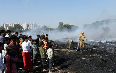 14 Aralık 2024 'te Hindistan' ın Ghaziabad kentinde, Indirapuram polis karakolunun altındaki Kanawani varoş bölgesinde büyük bir yangın patlak verdi. Bölgeden yükselen yoğun duman bulutları uzaktan görülebilir.. 