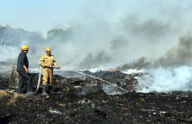 14 Aralık 2024 'te Hindistan' ın Ghaziabad kentinde, Indirapuram polis karakolunun altındaki Kanawani varoş bölgesinde büyük bir yangın patlak verdi. Bölgeden yükselen yoğun duman bulutları uzaktan görülebilir.. 